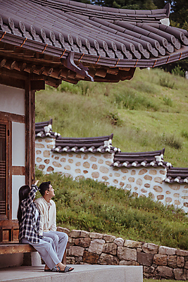 포토 JPG 주간 전신 커플 응시 여자 남자 여행 휴가 휴식 한옥 한명 앉기 20대 성인 야외 두명 옆모습 손들기 한국인 시골 툇마루 성인여자한명만 성인만 기와담장 국내포토 여주시 자연요소 1 한국전통 시선 뷰포인트 컨셉 고건축 관계 모션 기와 사람 동양인 청년 담장 마루_인테리어 경기도 여자한명만 성인여자만 파일형식