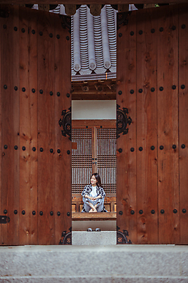 포토 JPG 주간 전신 응시 여자 여행 휴가 휴식 한옥 한명 앉기 20대 성인 야외 앞모습 한국인 시골 틈 대문 툇마루 성인여자한명만 국내포토 여주시 자연요소 1 한국전통 시선 뷰포인트 컨셉 고건축 모션 사람 동양인 청년 문 마루_인테리어 경기도 여자한명만 성인여자만 파일형식