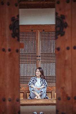 포토 JPG 주간 전신 응시 여자 여행 휴가 휴식 한옥 한명 미소 앉기 20대 성인 야외 앞모습 한국인 시골 틈 대문 툇마루 성인여자한명만 국내포토 여주시 자연요소 1 한국전통 시선 뷰포인트 컨셉 고건축 모션 표정 사람 동양인 청년 문 마루_인테리어 경기도 여자한명만 성인여자만 파일형식