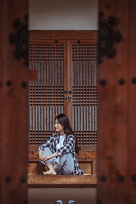 포토 JPG 주간 전신 응시 여자 여행 휴가 휴식 한옥 한명 앉기 20대 성인 야외 옆모습 한국인 시골 틈 대문 툇마루 성인여자한명만 국내포토 여주시 자연요소 1 한국전통 시선 뷰포인트 컨셉 고건축 모션 사람 동양인 청년 문 마루_인테리어 경기도 여자한명만 성인여자만 파일형식