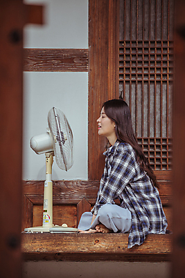 포토 JPG 주간 전신 여자 여행 바람 휴가 휴식 한옥 한명 앉기 20대 성인 야외 옆모습 눈감음 한국인 시골 틈 선풍기 소프트포커스 대문 툇마루 성인여자한명만 국내포토 여주시 자연요소 1 한국전통 뷰포인트 컨셉 고건축 모션 날씨 촬영기법 사람 동양인 청년 문 가전제품 마루_인테리어 경기도 여자한명만 성인여자만 파일형식