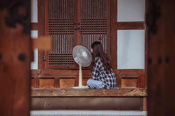 포토 JPG 주간 전신 여자 여행 바람 휴가 휴식 한옥 한명 앉기 20대 성인 야외 옆모습 한국인 시골 틈 선풍기 대문 툇마루 성인여자한명만 국내포토 여주시 자연요소 1 한국전통 뷰포인트 컨셉 고건축 모션 날씨 사람 동양인 청년 문 가전제품 마루_인테리어 경기도 여자한명만 성인여자만 파일형식