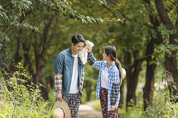 포토 JPG 주간 커플 여자 남자 휴식 함께함 미소 들기 상반신 20대 성인 야외 두명 옆모습 아웃포커스 수건 산책 한국인 가을 농촌 농부 오솔길 밀짚모자 땀 귀농 닦기 전원생활 성인만 국내포토 여주시 자연요소 직업 모자_잡화 계절 길 뷰포인트 컨셉 농업 관계 모션 촬영기법 표정 사람 동양인 청년 생활 위생용품 시골 경기도 파일형식