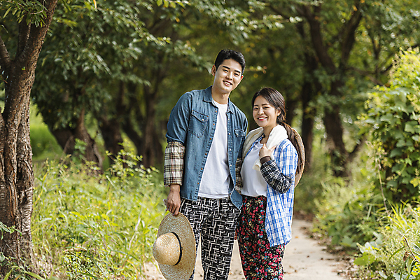 포토 JPG 주간 커플 응시 여자 남자 휴식 함께함 미소 들기 상반신 20대 성인 야외 두명 앞모습 옆모습 산책 한국인 가을 농촌 농부 오솔길 밀짚모자 귀농 전원생활 성인만 국내포토 여주시 자연요소 직업 모자_잡화 시선 계절 길 뷰포인트 컨셉 농업 관계 모션 표정 사람 동양인 청년 생활 시골 경기도 파일형식