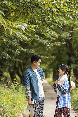 포토 JPG 주간 커플 응시 여자 남자 휴식 함께함 미소 들기 상반신 20대 성인 야외 두명 옆모습 아웃포커스 마주보기 산책 한국인 가을 농촌 잡기 농부 오솔길 밀짚모자 귀농 전원생활 성인만 국내포토 여주시 자연요소 직업 모자_잡화 시선 계절 길 뷰포인트 컨셉 농업 관계 모션 촬영기법 표정 사람 동양인 청년 생활 시골 경기도 파일형식