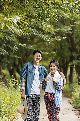 포토 JPG 주간 커플 응시 여자 남자 휴식 함께함 미소 들기 상반신 20대 성인 야외 두명 앞모습 아웃포커스 산책 산책로 한국인 가을 농촌 잡기 농부 오솔길 밀짚모자 귀농 전원생활 성인만 국내포토 여주시 자연요소 직업 모자_잡화 시선 계절 길 뷰포인트 컨셉 농업 관계 모션 촬영기법 표정 사람 동양인 청년 생활 시골 경기도 파일형식