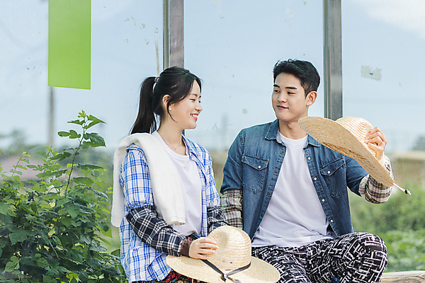 포토 JPG 주간 커플 응시 여자 남자 휴식 함께함 미소 들기 앉기 상반신 20대 성인 야외 두명 앞모습 옆모습 한국인 가을 농촌 버스정류장 농부 밀짚모자 귀농 전원생활 성인만 국내포토 여주시 자연요소 직업 모자_잡화 시선 계절 뷰포인트 컨셉 농업 관계 모션 표정 사람 동양인 청년 생활 시골 역 경기도 파일형식