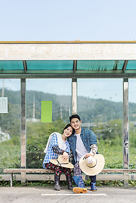 포토 JPG 주간 전신 커플 응시 여자 남자 휴식 함께함 미소 들기 앉기 20대 성인 야외 두명 앞모습 기댐 한국인 가을 농촌 버스정류장 농부 밀짚모자 귀농 전원생활 성인만 국내포토 여주시 자연요소 직업 모자_잡화 시선 계절 뷰포인트 컨셉 농업 관계 모션 표정 사람 동양인 청년 생활 시골 역 경기도 파일형식