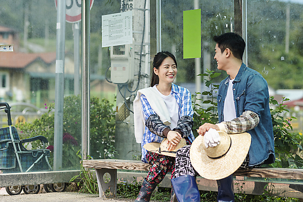 포토 JPG 주간 커플 응시 여자 남자 휴식 함께함 미소 들기 앉기 상반신 20대 성인 야외 두명 앞모습 옆모습 마주보기 한국인 가을 농촌 버스정류장 농부 밀짚모자 귀농 전원생활 성인만 국내포토 여주시 자연요소 직업 모자_잡화 시선 계절 뷰포인트 컨셉 농업 관계 모션 표정 사람 동양인 청년 생활 시골 역 경기도 파일형식