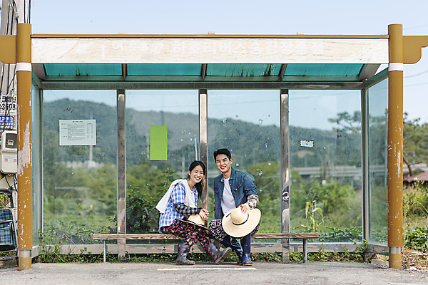 포토 JPG 주간 전신 커플 응시 여자 남자 휴식 함께함 미소 앉기 20대 성인 야외 두명 앞모습 옆모습 한국인 가을 농촌 버스정류장 농부 밀짚모자 귀농 전원생활 성인만 국내포토 여주시 자연요소 직업 모자_잡화 시선 계절 뷰포인트 컨셉 농업 관계 모션 표정 사람 동양인 청년 생활 시골 역 경기도 파일형식
