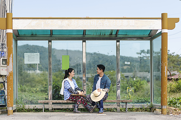 포토 JPG 주간 전신 커플 응시 여자 남자 휴식 함께함 미소 앉기 20대 성인 야외 두명 옆모습 한국인 가을 농촌 버스정류장 농부 밀짚모자 귀농 마주앉기 전원생활 성인만 국내포토 여주시 자연요소 직업 모자_잡화 시선 계절 뷰포인트 컨셉 농업 관계 모션 표정 사람 동양인 청년 생활 시골 역 경기도 파일형식