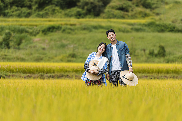 포토 JPG 주간 커플 응시 여자 남자 휴식 논 함께함 미소 들기 상반신 20대 성인 야외 두명 앞모습 기댐 한국인 벼 가을 농촌 농부 밀짚모자 귀농 전원생활 성인만 국내포토 여주시 자연요소 직업 모자_잡화 시선 계절 뷰포인트 컨셉 농업 관계 모션 곡류 표정 사람 동양인 청년 생활 시골 경기도 파일형식
