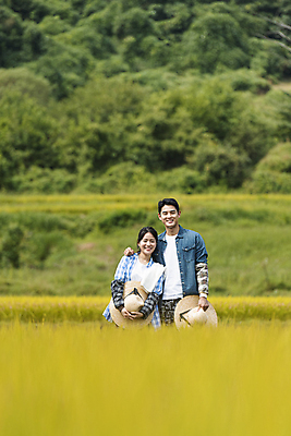 포토 JPG 주간 커플 응시 여자 남자 휴식 논 함께함 미소 들기 상반신 20대 성인 야외 두명 앞모습 기댐 한국인 벼 가을 농촌 농부 밀짚모자 귀농 전원생활 성인만 어깨에손 국내포토 여주시 자연요소 직업 모자_잡화 시선 계절 뷰포인트 컨셉 농업 관계 모션 곡류 표정 사람 동양인 청년 생활 시골 경기도 파일형식