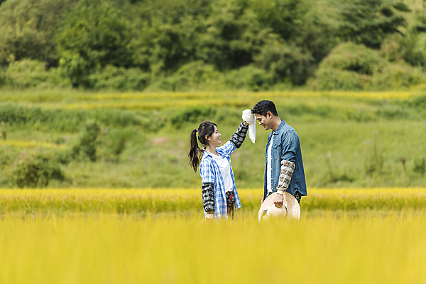 포토 JPG 주간 커플 여자 남자 휴식 논 함께함 고개숙이기 미소 들기 상반신 20대 성인 야외 두명 옆모습 수건 마주보기 한국인 벼 가을 농촌 농부 밀짚모자 땀 귀농 닦기 전원생활 성인만 국내포토 여주시 자연요소 직업 모자_잡화 계절 뷰포인트 컨셉 농업 관계 모션 곡류 표정 숙이기 사람 동양인 청년 생활 위생용품 시골 경기도 파일형식