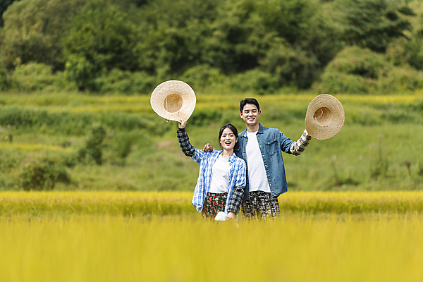 포토 JPG 주간 커플 응시 여자 남자 휴식 논 함께함 미소 들기 상반신 20대 성인 야외 두명 앞모습 한국인 벼 가을 농촌 농부 밀짚모자 귀농 전원생활 성인만 어깨에손 국내포토 여주시 자연요소 직업 모자_잡화 시선 계절 뷰포인트 컨셉 농업 관계 모션 곡류 표정 사람 동양인 청년 생활 시골 경기도 파일형식