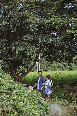 포토 JPG 주간 나무 커플 여자 남자 휴식 함께함 미소 들기 상반신 20대 성인 야외 두명 옆모습 걷기 산책 한국인 가을 농촌 농부 밀짚모자 귀농 전원생활 성인만 국내포토 여주시 자연요소 식물 직업 모자_잡화 계절 뷰포인트 컨셉 농업 관계 모션 표정 사람 동양인 청년 생활 시골 경기도 파일형식