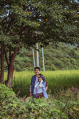 포토 JPG 주간 나무 커플 응시 여자 남자 휴식 함께함 미소 상반신 20대 성인 야외 두명 옆모습 손들기 걷기 산책 한국인 가을 농촌 농부 귀농 전원생활 성인만 국내포토 여주시 자연요소 식물 직업 시선 계절 뷰포인트 컨셉 농업 관계 모션 표정 사람 동양인 청년 생활 시골 경기도 파일형식