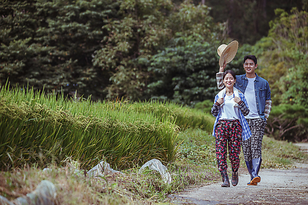 포토 JPG 주간 전신 커플 여자 남자 휴식 함께함 미소 들기 20대 성인 야외 두명 앞모습 걷기 산책 한국인 가을 농촌 잡기 농부 밀짚모자 주머니손 귀농 전원생활 성인만 국내포토 여주시 자연요소 직업 모자_잡화 계절 뷰포인트 컨셉 농업 관계 모션 표정 사람 동양인 청년 생활 시골 경기도 파일형식