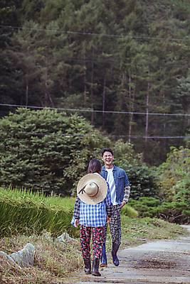 포토 JPG 주간 전신 커플 여자 남자 휴식 함께함 서기 웃음 20대 성인 야외 두명 앞모습 뒷모습 산책 한국인 가을 농촌 농부 밀짚모자 주머니손 귀농 전원생활 성인만 국내포토 여주시 자연요소 직업 모자_잡화 계절 뷰포인트 컨셉 농업 관계 모션 표정 사람 동양인 청년 생활 시골 경기도 파일형식