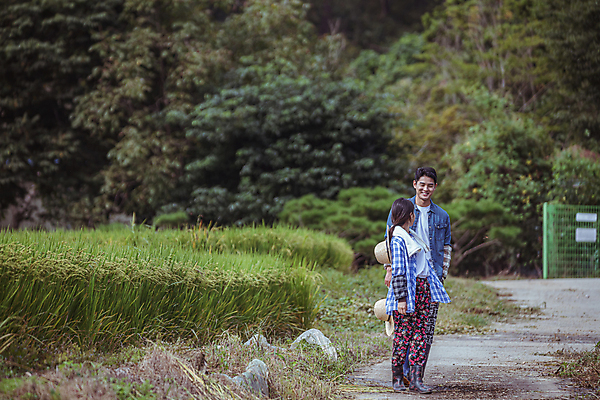 포토 JPG 주간 전신 커플 응시 여자 남자 휴식 함께함 서기 미소 20대 성인 야외 두명 앞모습 옆모습 산책 한국인 가을 농촌 농부 밀짚모자 귀농 전원생활 성인만 국내포토 여주시 자연요소 직업 모자_잡화 시선 계절 뷰포인트 컨셉 농업 관계 모션 표정 사람 동양인 청년 생활 시골 경기도 파일형식
