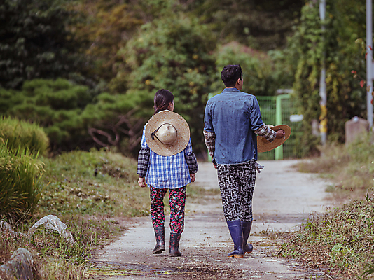 포토 JPG 주간 전신 커플 응시 여자 남자 휴식 함께함 들기 20대 성인 야외 두명 뒷모습 걷기 산책 한국인 가을 농촌 농부 밀짚모자 귀농 전원생활 성인만 국내포토 여주시 자연요소 직업 모자_잡화 시선 계절 뷰포인트 컨셉 농업 관계 모션 사람 동양인 청년 생활 시골 경기도 파일형식