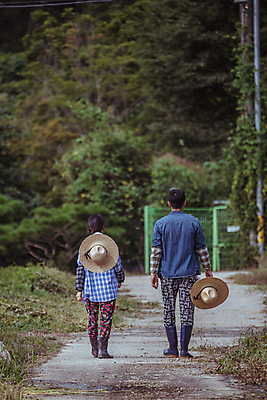 포토 JPG 주간 전신 커플 여자 남자 휴식 함께함 들기 20대 성인 야외 두명 뒷모습 걷기 산책 한국인 가을 농촌 농부 밀짚모자 귀농 전원생활 성인만 국내포토 여주시 자연요소 직업 모자_잡화 계절 뷰포인트 컨셉 농업 관계 모션 사람 동양인 청년 생활 시골 경기도 파일형식
