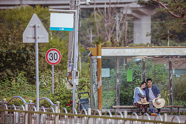 포토 JPG 주간 전신 커플 여자 남자 휴식 함께함 미소 앉기 20대 성인 야외 두명 앞모습 옆모습 기댐 한국인 가을 농촌 버스정류장 농부 밀짚모자 귀농 전원생활 성인만 국내포토 여주시 자연요소 직업 모자_잡화 계절 뷰포인트 컨셉 농업 관계 모션 표정 사람 동양인 청년 생활 시골 역 경기도 파일형식