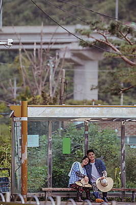 포토 JPG 주간 전신 커플 응시 여자 남자 휴식 함께함 미소 앉기 20대 성인 야외 두명 앞모습 옆모습 기댐 한국인 가을 농촌 버스정류장 농부 밀짚모자 귀농 전원생활 성인만 국내포토 여주시 자연요소 직업 모자_잡화 시선 계절 뷰포인트 컨셉 농업 관계 모션 표정 사람 동양인 청년 생활 시골 역 경기도 파일형식