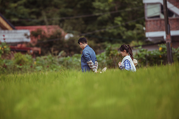 포토 JPG 주간 커플 여자 남자 휴식 논 함께함 상반신 20대 성인 야외 두명 옆모습 걷기 한국인 가을 농촌 농부 소프트포커스 뒷짐 귀농 전원생활 성인만 국내포토 여주시 자연요소 직업 계절 뷰포인트 컨셉 농업 관계 모션 촬영기법 사람 동양인 청년 생활 시골 경기도 파일형식