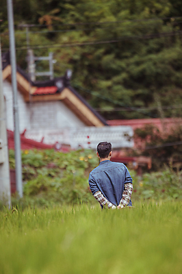 포토 JPG 주간 남자 휴식 주택 논 한명 상반신 20대 성인 야외 뒷모습 한국인 가을 농촌 농부 소프트포커스 뒷짐 귀농 전원생활 성인남자한명만 국내포토 여주시 자연요소 직업 1 계절 뷰포인트 컨셉 농업 모션 촬영기법 사람 동양인 청년 건물 생활 시골 경기도 남자한명만 성인남자만 파일형식