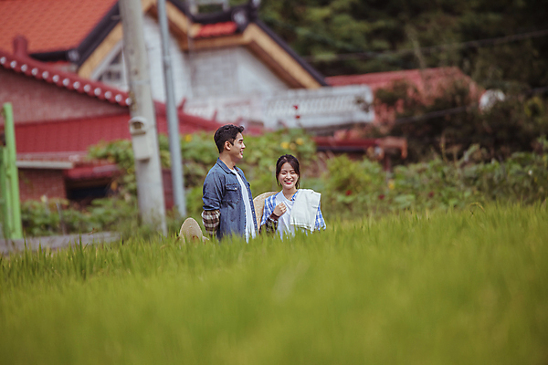 포토 JPG 주간 커플 여자 남자 휴식 논 함께함 미소 상반신 20대 성인 야외 두명 앞모습 옆모습 한국인 가을 농촌 농부 뒷짐 귀농 전원생활 성인만 국내포토 여주시 자연요소 직업 계절 뷰포인트 컨셉 농업 관계 모션 표정 사람 동양인 청년 생활 시골 경기도 파일형식