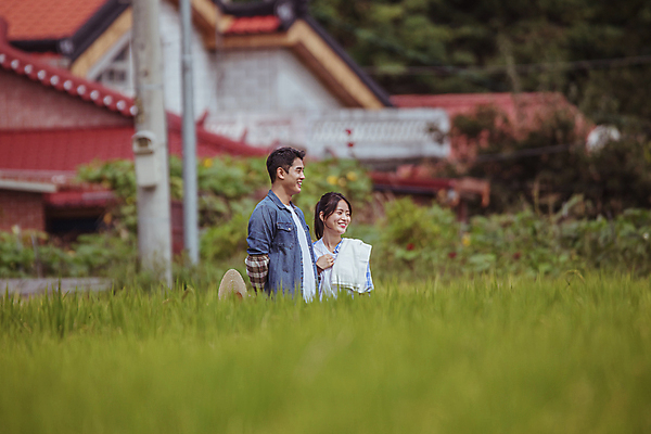 포토 JPG 주간 커플 응시 여자 남자 휴식 논 함께함 미소 상반신 20대 성인 야외 두명 옆모습 한국인 가을 농촌 농부 뒷짐 귀농 전원생활 성인만 국내포토 여주시 자연요소 직업 시선 계절 뷰포인트 컨셉 농업 관계 모션 표정 사람 동양인 청년 생활 시골 경기도 파일형식