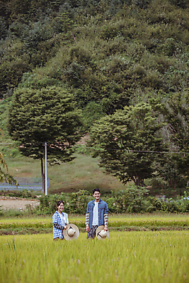 포토 JPG 주간 커플 응시 여자 남자 휴식 논 함께함 미소 들기 상반신 20대 성인 야외 두명 앞모습 옆모습 한국인 가을 농촌 농부 밀짚모자 귀농 전원생활 성인만 국내포토 여주시 자연요소 직업 모자_잡화 시선 계절 뷰포인트 컨셉 농업 관계 모션 표정 사람 동양인 청년 생활 시골 경기도 파일형식