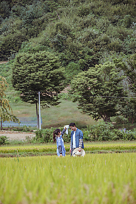 포토 JPG 주간 커플 여자 남자 휴식 논 함께함 고개숙이기 들기 상반신 20대 성인 야외 두명 옆모습 수건 한국인 가을 농촌 농부 밀짚모자 땀 귀농 닦기 전원생활 성인만 국내포토 여주시 자연요소 직업 모자_잡화 계절 뷰포인트 컨셉 농업 관계 모션 숙이기 사람 동양인 청년 생활 위생용품 시골 경기도 파일형식