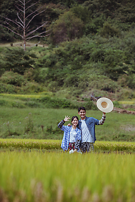 포토 JPG 주간 커플 여자 남자 휴식 논 함께함 미소 들기 상반신 20대 성인 야외 두명 앞모습 한국인 가을 농촌 농부 소프트포커스 밀짚모자 손인사 귀농 전원생활 성인만 어깨에손 국내포토 여주시 자연요소 직업 모자_잡화 계절 뷰포인트 컨셉 농업 관계 모션 촬영기법 표정 사람 동양인 청년 생활 시골 인사 경기도 파일형식