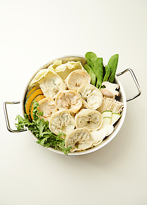 포토 JPG 스튜디오촬영 한식 실내 사람없음 하이앵글 버섯 배추 흰배경 담기 만두 청경채 기호식품 전골 단호박 만두전골 전골냄비 전골요리 국내포토 음식 뷰포인트 백그라운드 채소 모션 호박 내부 흰색 냄비 파일형식