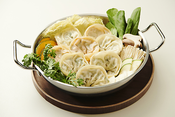 포토 JPG 스튜디오촬영 한식 쟁반 실내 사람없음 버섯 배추 흰배경 담기 만두 청경채 기호식품 전골 단호박 만두전골 전골냄비 전골요리 국내포토 음식 백그라운드 채소 모션 호박 내부 흰색 냄비 파일형식