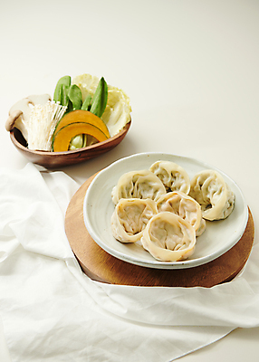 포토 JPG 스튜디오촬영 접시 식재료 실내 사람없음 천 배추 흰배경 담기 만두 청경채 기호식품 팽이버섯 송이버섯 단호박 나무그릇 나무받침 만두전골 국내포토 그릇 식기 음식 백그라운드 채소 모션 호박 내부 목재 버섯 흰색 직물 받침대 전골 파일형식