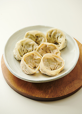포토 JPG 스튜디오촬영 접시 식재료 실내 따뜻함 사람없음 흰배경 담기 만두 기호식품 김치만두 나무받침 국내포토 식기 음식 백그라운드 모션 내부 목재 흰색 받침대 파일형식