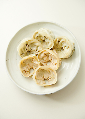 포토 JPG 스튜디오촬영 접시 식재료 실내 사람없음 하이앵글 흰배경 담기 만두 기호식품 김치만두 국내포토 식기 음식 뷰포인트 백그라운드 모션 내부 흰색 파일형식