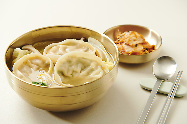 포토 JPG 스튜디오촬영 그릇 한식 젓가락 실내 따뜻함 사람없음 숟가락 흰배경 담기 만두 기호식품 배추김치 전골 만두전골 수저받침대 전골요리 국내포토 식기 음식 백그라운드 모션 김치 수저 내부 흰색 받침대 파일형식