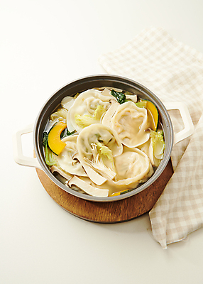 포토 JPG 스튜디오촬영 한식 실내 따뜻함 사람없음 하이앵글 식탁보 흰배경 담기 만두 기호식품 전골 나무받침 만두전골 전골냄비 전골요리 국내포토 음식 뷰포인트 백그라운드 모션 내부 목재 흰색 냄비 받침대 파일형식