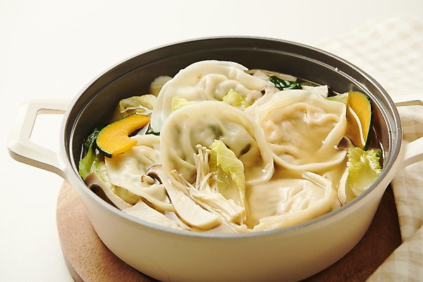 포토 JPG 스튜디오촬영 한식 실내 따뜻함 사람없음 식탁보 흰배경 담기 만두 기호식품 전골 나무받침 만두전골 전골냄비 전골요리 국내포토 음식 백그라운드 모션 내부 목재 흰색 냄비 받침대 파일형식