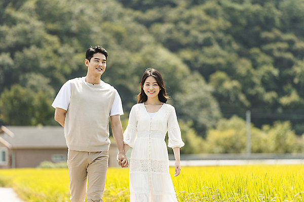 포토 JPG 주간 커플 응시 여자 남자 커플라이프 여행 데이트 휴가 논 미소 상반신 20대 성인 야외 두명 앞모습 걷기 손잡기 산책 한국인 가을 농촌 시골 뒷짐 양평 성인만 국내포토 자연요소 라이프스타일 시선 계절 뷰포인트 농업 관계 모션 휴식 표정 사람 동양인 청년 경기도 파일형식