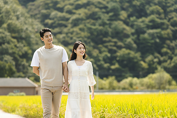 포토 JPG 주간 전신 커플 응시 여자 남자 커플라이프 여행 데이트 휴가 논 미소 상반신 20대 성인 야외 두명 앞모습 걷기 손잡기 산책 한국인 가을 농촌 시골 뒷짐 양평 성인만 국내포토 자연요소 라이프스타일 시선 계절 뷰포인트 농업 관계 모션 휴식 표정 사람 동양인 청년 경기도 파일형식