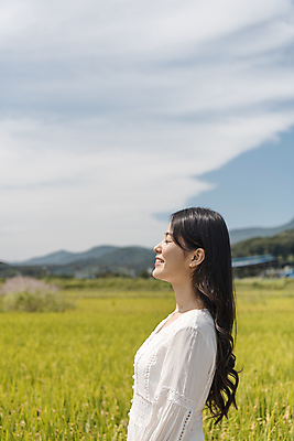 포토 JPG 주간 구름 여자 여행 하늘 휴가 산 논 한명 서기 미소 상반신 20대 성인 야외 옆모습 눈감음 한국인 가을 농촌 시골 양평 성인여자한명만 국내포토 자연요소 1 계절 뷰포인트 농업 모션 표정 사람 동양인 청년 경기도 여자한명만 성인여자만 파일형식
