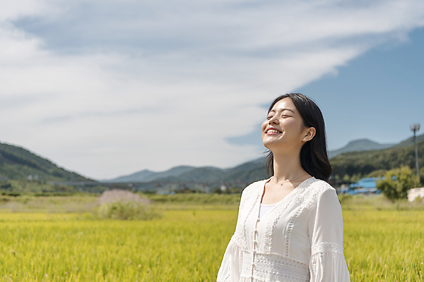 포토 JPG 주간 구름 여자 여행 하늘 휴가 산 논 한명 서기 미소 상반신 20대 성인 야외 옆모습 눈감음 한국인 가을 농촌 시골 양평 성인여자한명만 국내포토 자연요소 1 계절 뷰포인트 농업 모션 표정 사람 동양인 청년 경기도 여자한명만 성인여자만 파일형식
