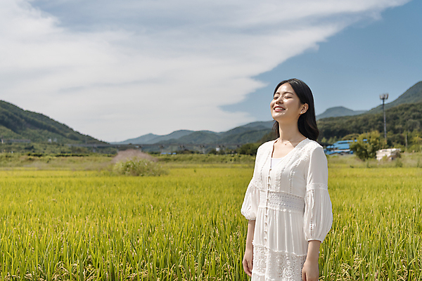 포토 JPG 주간 구름 여자 여행 하늘 휴가 산 논 한명 서기 미소 상반신 20대 성인 야외 옆모습 눈감음 한국인 가을 농촌 시골 양평 성인여자한명만 국내포토 자연요소 1 계절 뷰포인트 농업 모션 표정 사람 동양인 청년 경기도 여자한명만 성인여자만 파일형식