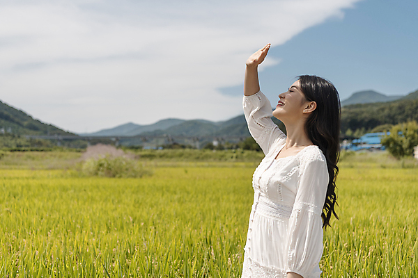 포토 JPG 주간 구름 여자 여행 하늘 휴가 산 논 한명 서기 미소 상반신 20대 성인 야외 옆모습 손들기 눈감음 한국인 가을 농촌 시골 가림 양평 성인여자한명만 국내포토 자연요소 1 계절 뷰포인트 농업 모션 표정 사람 동양인 청년 경기도 여자한명만 성인여자만 파일형식