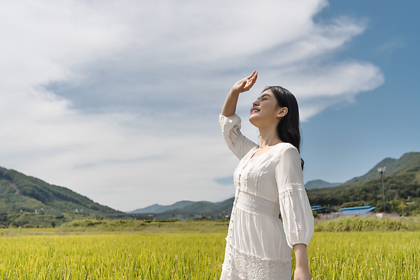 포토 JPG 주간 구름 여자 여행 하늘 휴가 산 논 한명 서기 미소 상반신 20대 성인 야외 옆모습 손들기 눈감음 한국인 가을 농촌 시골 가림 양평 성인여자한명만 국내포토 자연요소 1 계절 뷰포인트 농업 모션 표정 사람 동양인 청년 경기도 여자한명만 성인여자만 파일형식